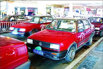 夏利出租车两年内消失 广州的士酝酿换高档车型